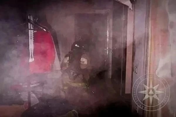 18 апреля в 2:26 на пульт дежурного диспетчера 6 пожарно-спасательной части поступило сообщение о пожаре на улице Фабричной.